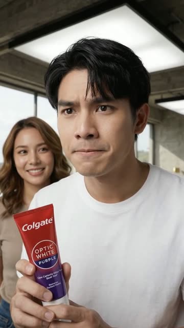 ตัวละครชายถือสินค้าในฉากตัวอย่าง